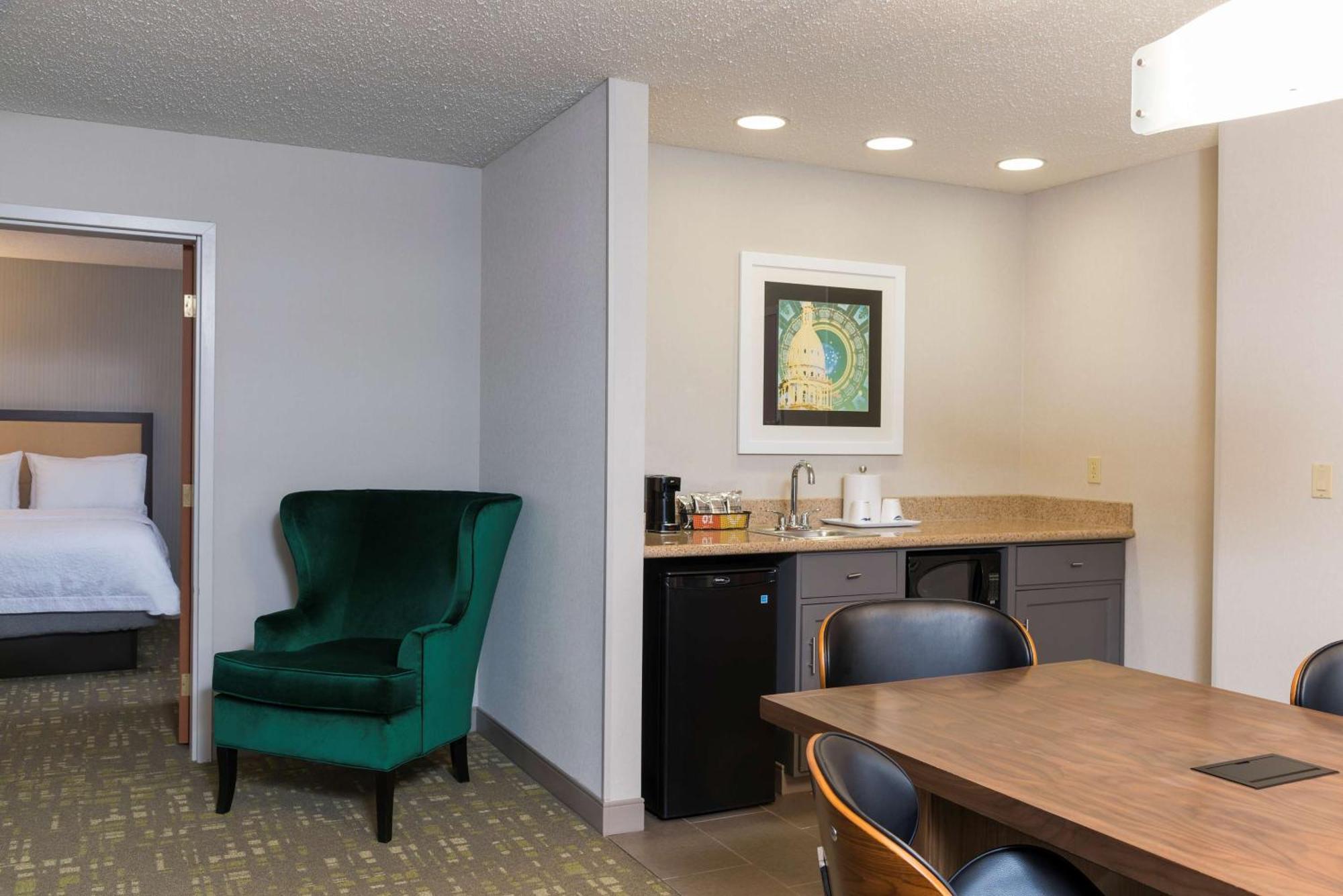 Hampton Inn & Suites East Lansing Okemos Exterior photo